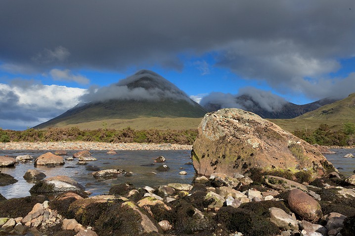 Landschaft River Sligachen Sgurr Mhairi